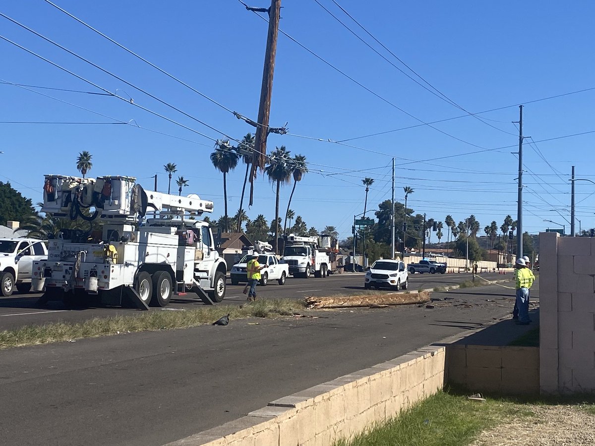 Two @PhoenixPolice officers were injured after pulling a man from a burning car near Thunderbird and 31st Ave.   Witnesses say the driver hit this pole. Power is also out near as a result.   The driver remains in critical condition