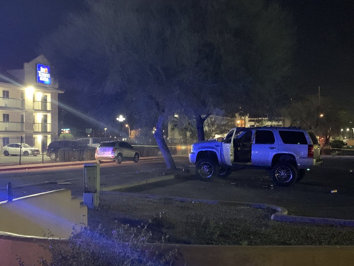 .@PhoenixPolice investigating a shooting near N 51st Ave & W. McDowell.