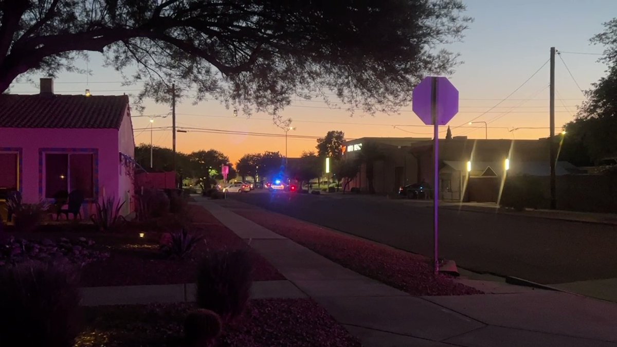 @ChandlerPolice are investigating an officer shooting near Chandler HS.  Police say a man flashed a gun at a nearby Little Caesars and then ran.   Police searching area. No officers hurt