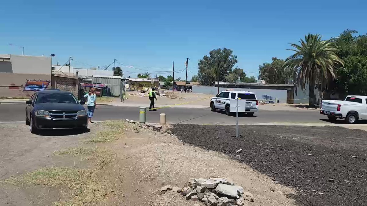 ⁦@GlendaleAZPD⁩ investigating shooting 60th Ave & Bethany Home area, authorities say one person transported with life threatening gunshot wound they're working on description of suspect or suspects  