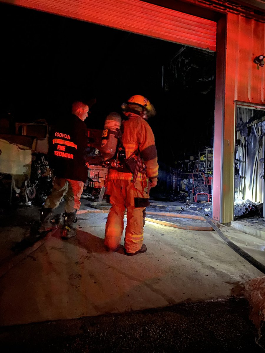 Phoenix and @TempeFire have coordinated efforts to extinguish a commercial fire near 40th st and the I-10. Quick action prevented a contents fire from spreading to an antique car garage.   This fire is currently under investigation