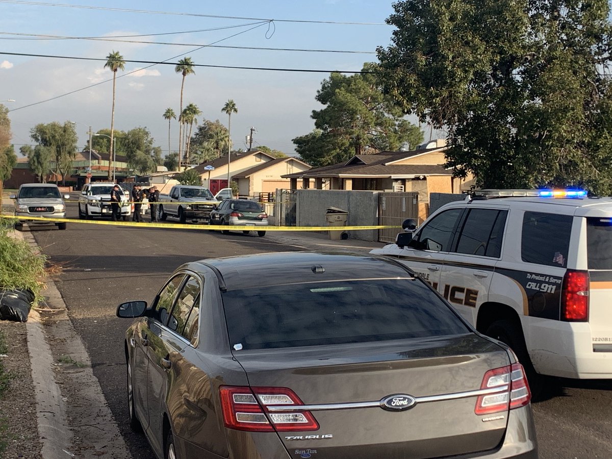⁦@GlendaleAZPD⁩ investigating double shooting near 56th Ave & State  this morning , authorities say both victims have non-life threatening injuries and suspect is outstanding