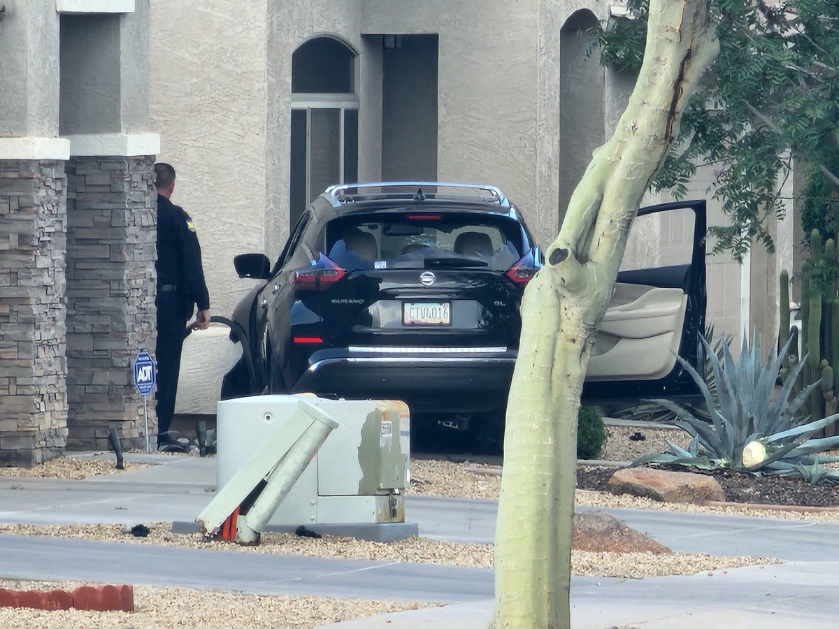 ⁦@PhoenixPolice⁩ investigating shooting with several victims at different locations 51st Ave and Southern area and Sunland, authorities confirm one of the victims who crashed vehicle into house has died