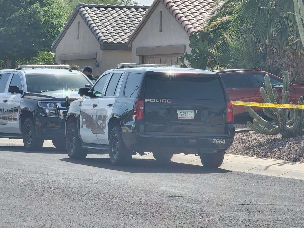 ⁦@Surprise_PD⁩ investigating possible murder-suicide after police discovered two people dead inside home near Bell Road and Loop 303 around 3pm, detectives are now trying to determine circumstances fox10phoenix