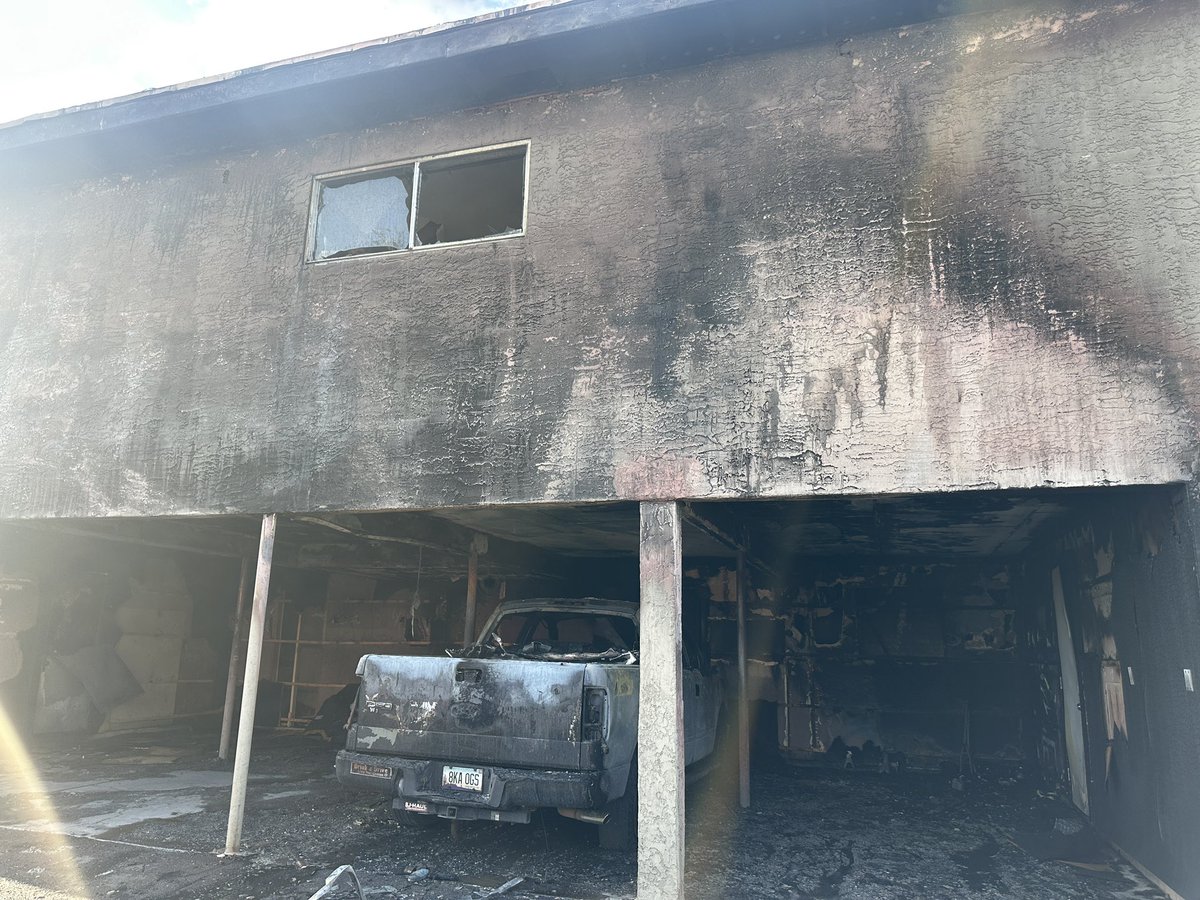 PHXFire extinguished an apartment complex fire near 43rd Ave and Indian School Rd this afternoon. Multiple units were affected, and up to 15 people were displaced. No injuries reported, and three kittens were rescued by firefighters and safely reunited with owners