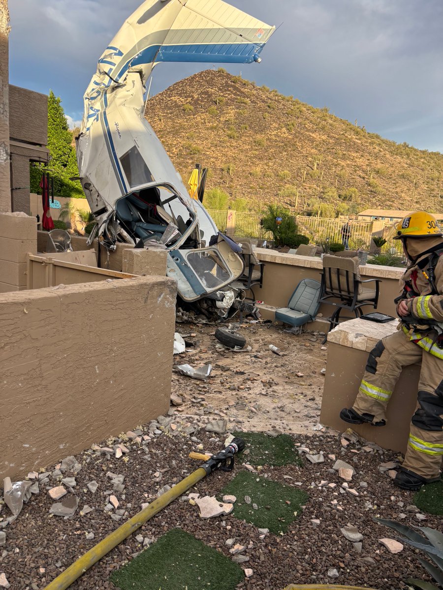 ⁦Small plane crashes into a home near Cave Creek & Deer Valley Rd. ⁦@PHXFire⁩  says 3 people were hurt and transported to the hospital