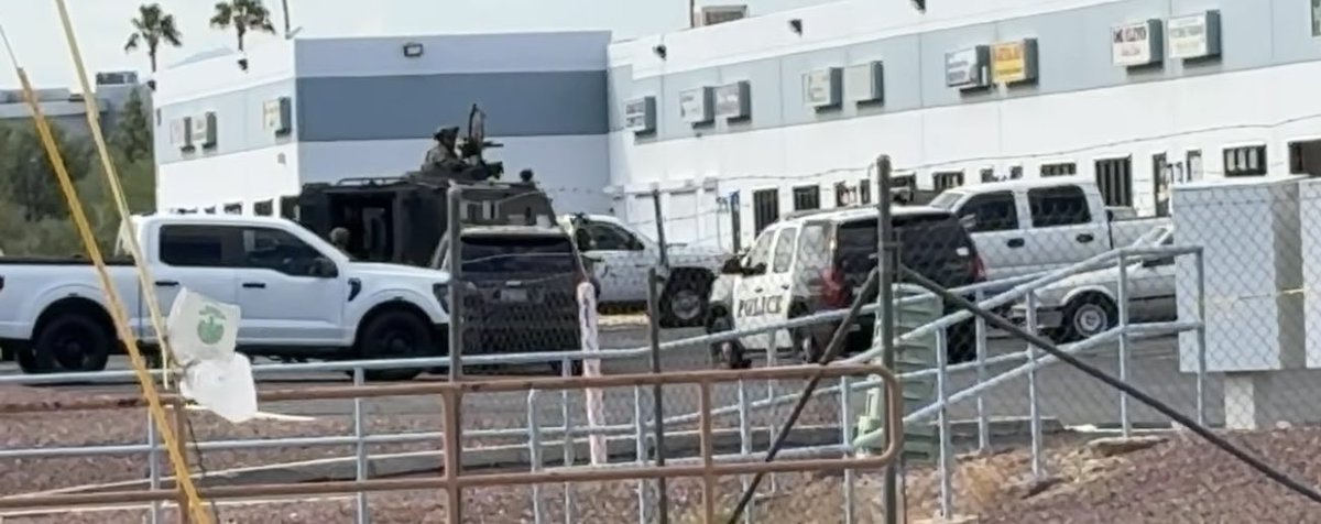 Reports of atleast 3 people barricaded in a gun store swat on scene Tucson, AZ